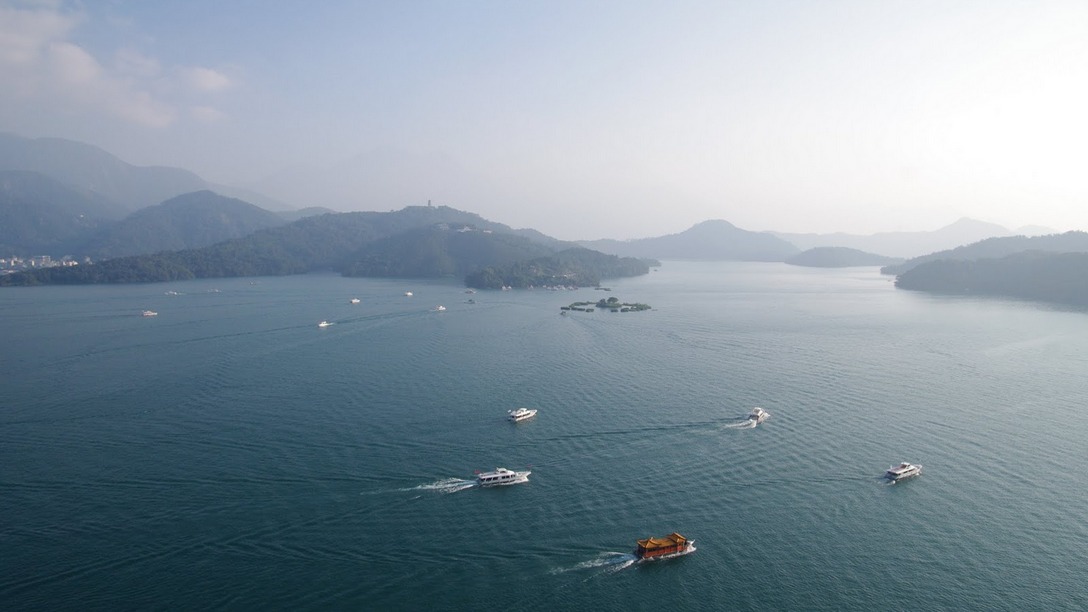 高鐵假期歡迎您搭高鐵到南投一日遊，一次享有高鐵加行程優惠價，現在就立即搭高鐵體驗日月潭遊船。